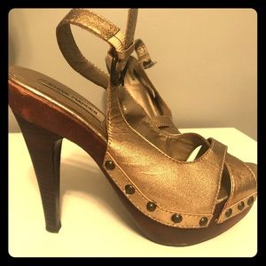 Steve Madden, gold leather heel pump, size 7.5